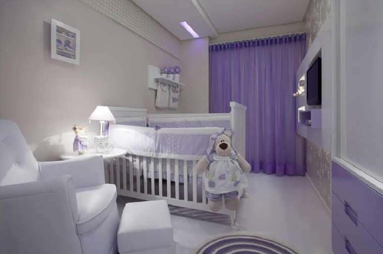 15. Decora&ccedil;&atilde;o em tons de branco e lil&aacute;s para quarto de beb&ecirc; pequeno