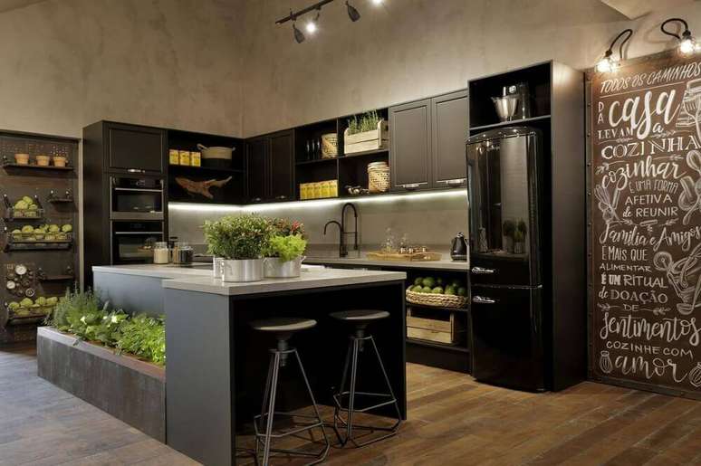 22. Estilo contemporâneo para cozinha com horta, piso de madeira e nichos para cozinha combinando com os armários pretos