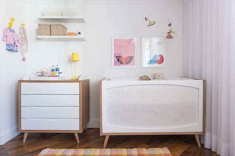 17. Para uma decora&ccedil;&atilde;o moderna em um quarto de beb&ecirc; simples e pequeno prefira m&oacute;veis com linhas mais simples