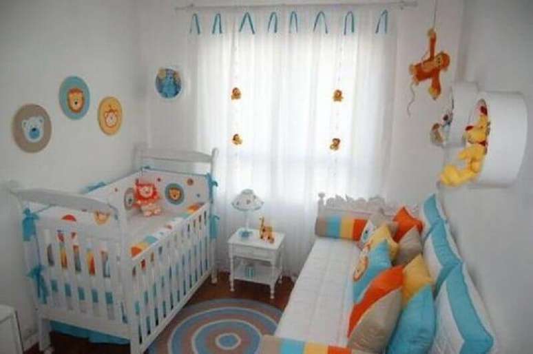 3. Na decora&ccedil;&atilde;o do quarto pequeno de beb&ecirc; prefira usar cores mais fortes em detalhes decorativos