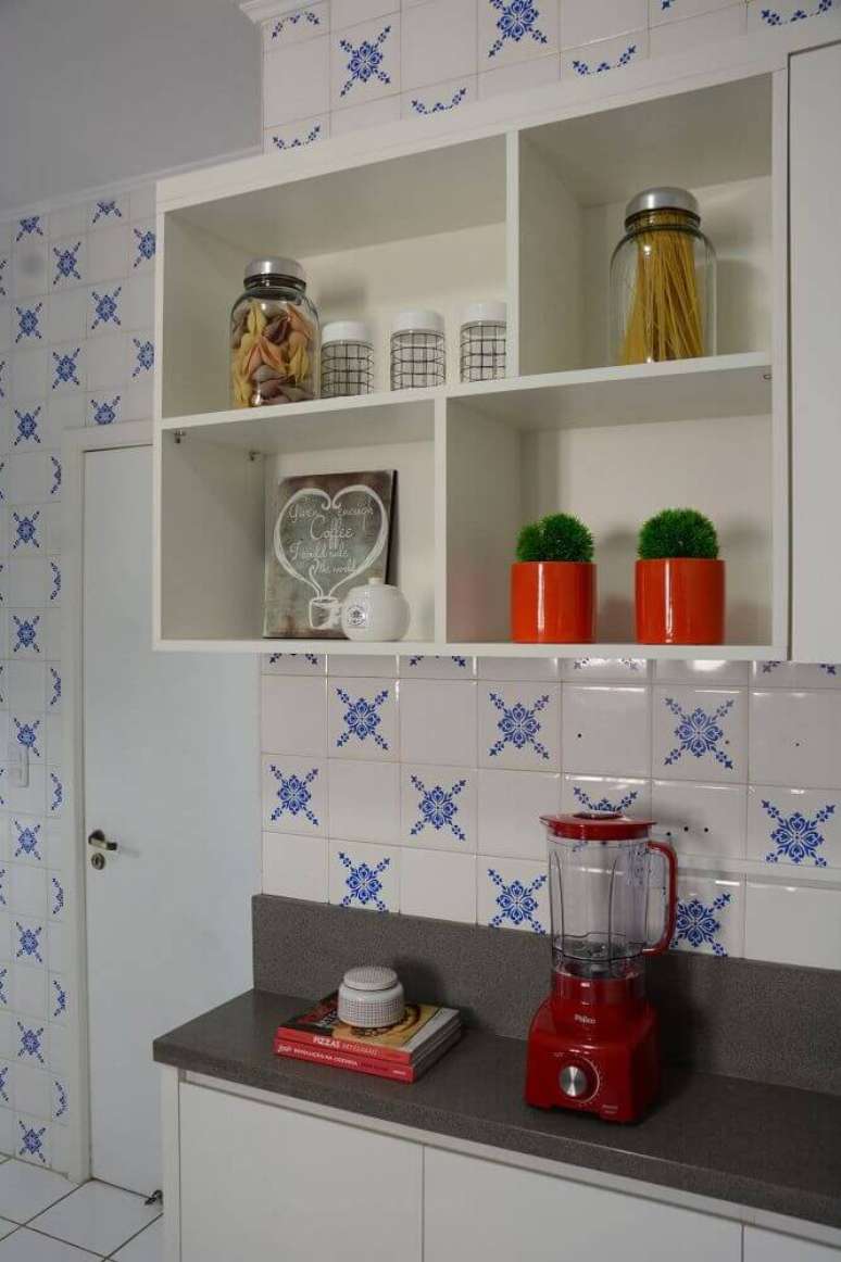 26. Decoração simples com nichos para cozinha pequena