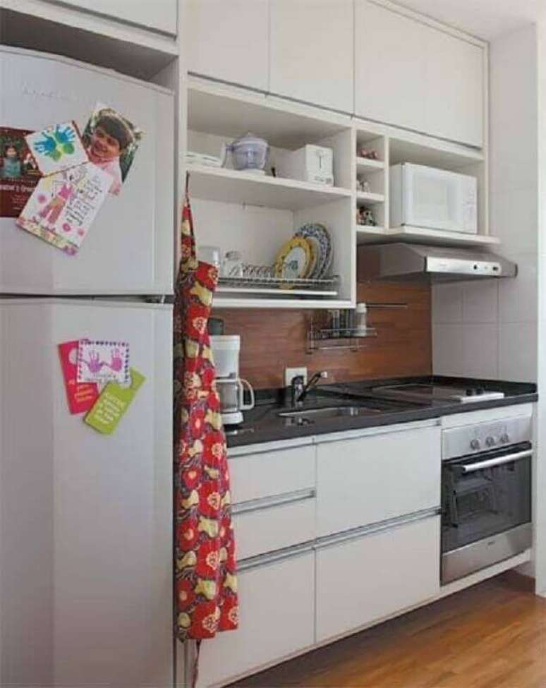 25. Decoração simples com nichos para cozinha pequena