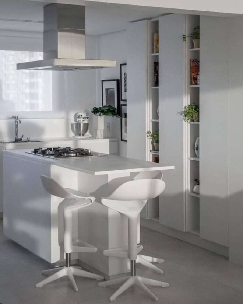 25. Decora&ccedil;&atilde;o toda branca com nichos decorativos para cozinha planejada