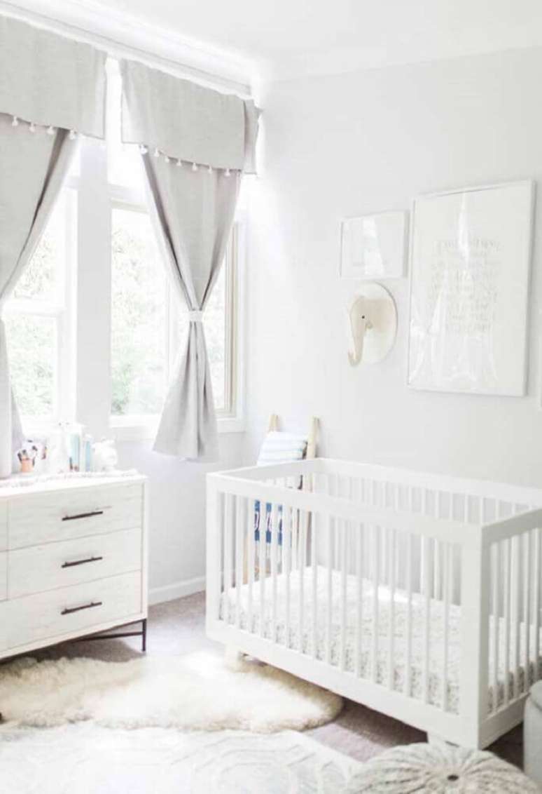 23. Quarto de beb&ecirc; pequeno todo branco