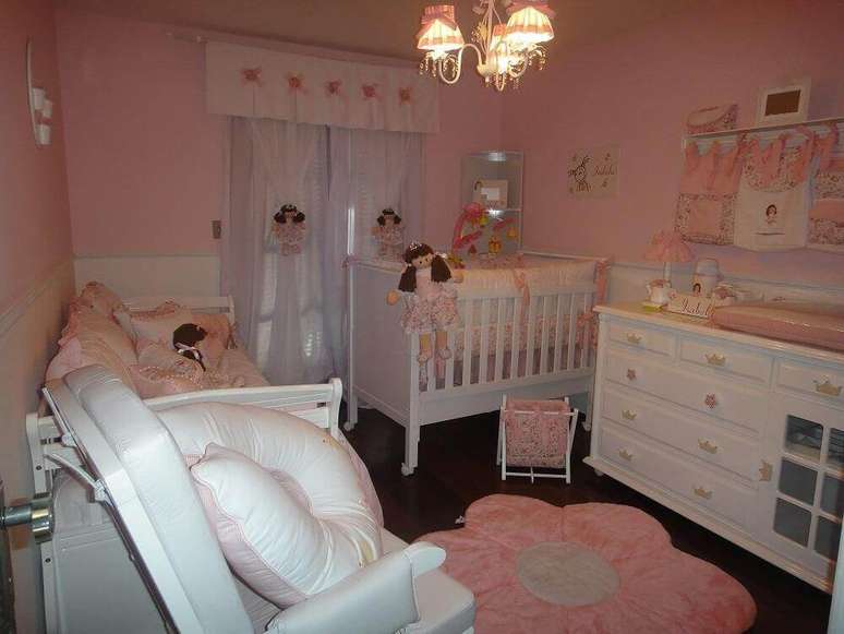 24. Decora&ccedil;&atilde;o toda em tons de rosa para quarto de beb&ecirc; simples e pequeno