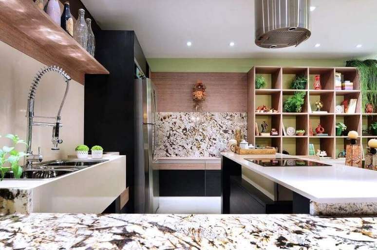 31. Estante de nichos para cozinha gourmet planejada e decorada em tons de preto e bege