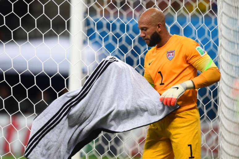 O goleiro americano Tim Howard seca seu rosto com uma toalha durante partida na Arena Amazônia em Manaus pela Copa do Mundo de 2014