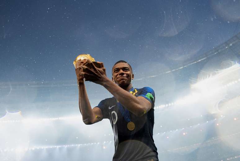 Mbappé comemora o título mundial com a taça da Copa