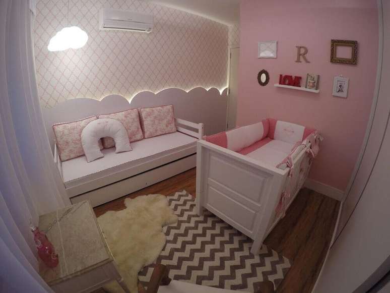 31. Quarto de beb&ecirc; pequeno todo decorado em tons de rosa com lumin&aacute;ria em formato de nuvem