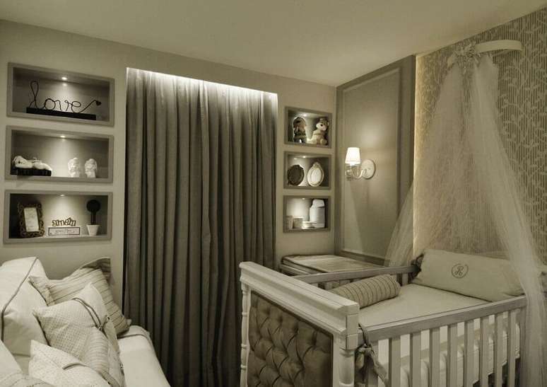 32. O quarto de beb&ecirc; pequeno planejado com decora&ccedil;&atilde;o sofisticada gra&ccedil;as &agrave; cabeceira capiton&ecirc; do ber&ccedil;o e os nichos embutidos com ilumina&ccedil;&atilde;o
