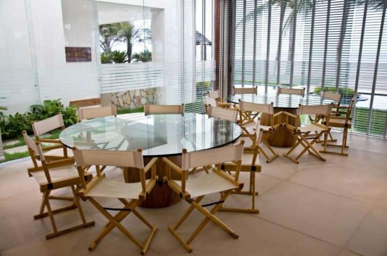 52. Mesas redondas amplas. Projeto de Renato Teles Arquitetura