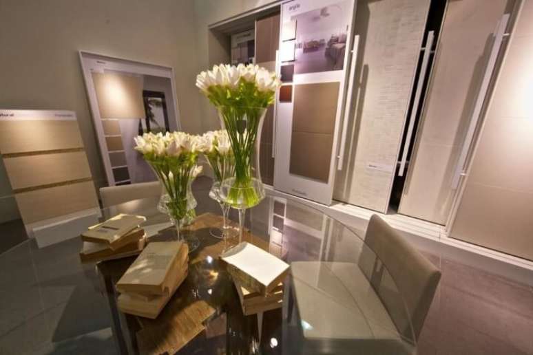 11. As cadeiras almofadadas somam &agrave; sofistica&ccedil;&atilde;o da mesa. Projeto de Expo Revestir