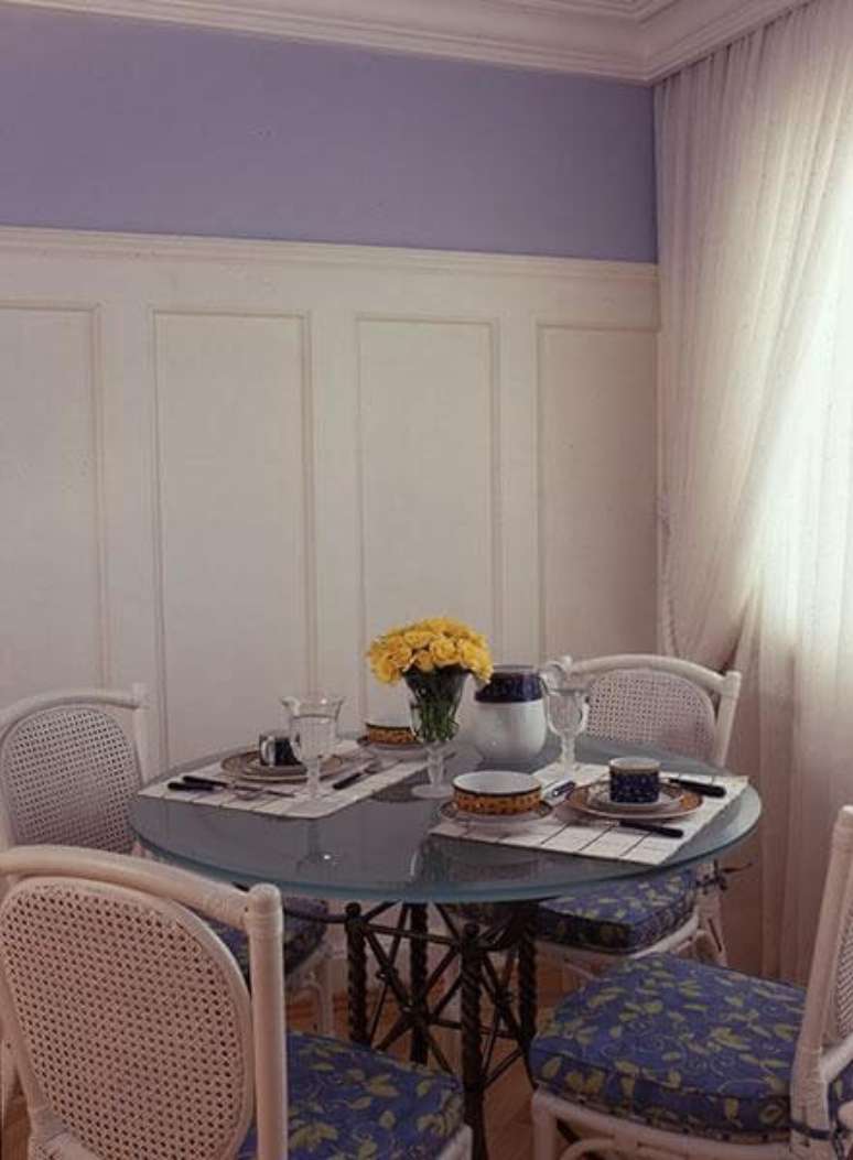 19. Mesa redonda de vidro azul combinando com a estampa das cadeiras. Projeto de Oscar Mikail