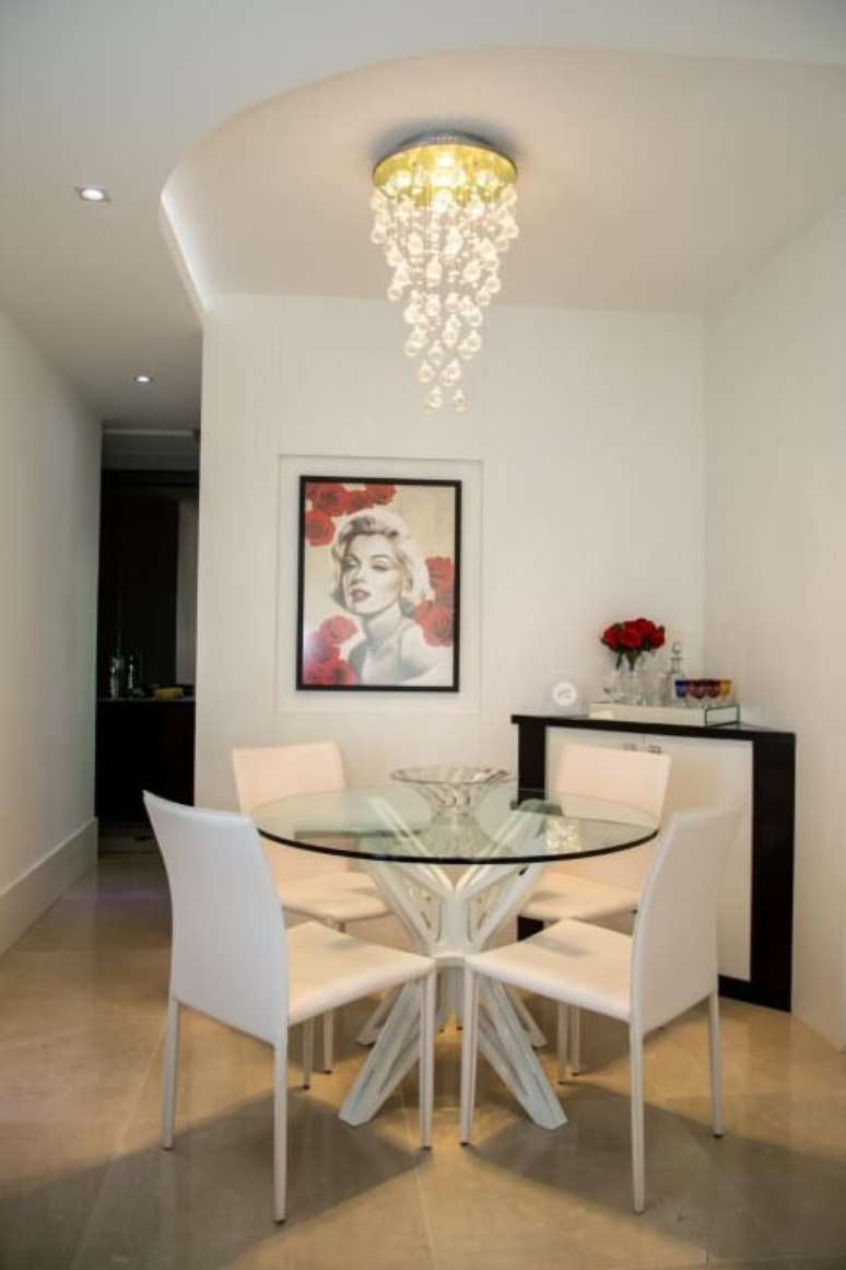 31. Mesa redonda pequena em canto da sala. Projeto de Arq Elaine Fonseca