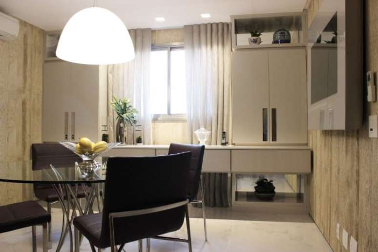 36. Mesa de vidro com base cromada. Projeto de Maricy Marcos Borges