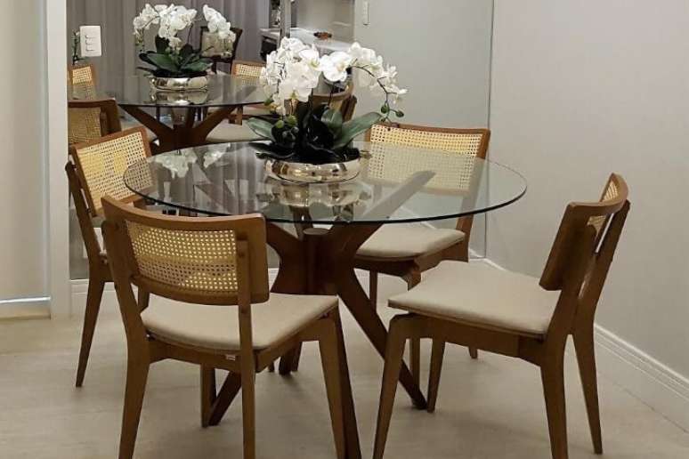 35. A mesa redonda pequena acomodou confortavelmente quatro cadeiras. Projeto de Tatiana Baroni