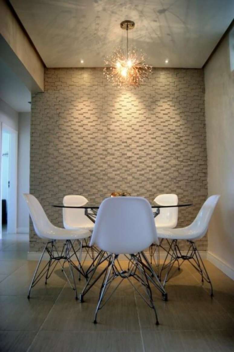 30. Mesa redonda de vidro com 5 cadeiras estilo Eames. Projeto de Priscila Fernandes