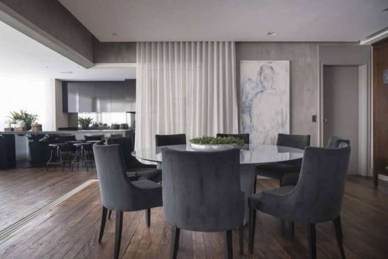 22. As cadeiras cinzas combinam perfeitamente com a decora&ccedil;&atilde;o s&oacute;bria. Projeto de Mauricio Karam