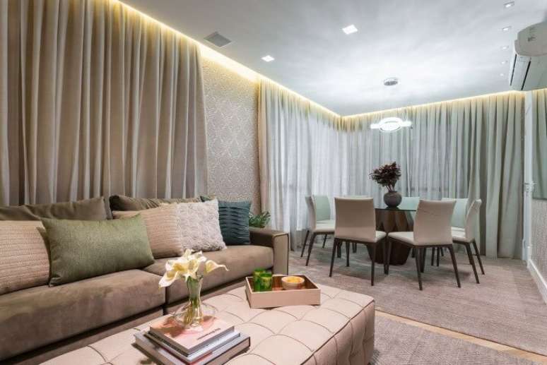 16. Mesa redonda com tampo de vidro e base de madeira. Projeto de Helena Koki