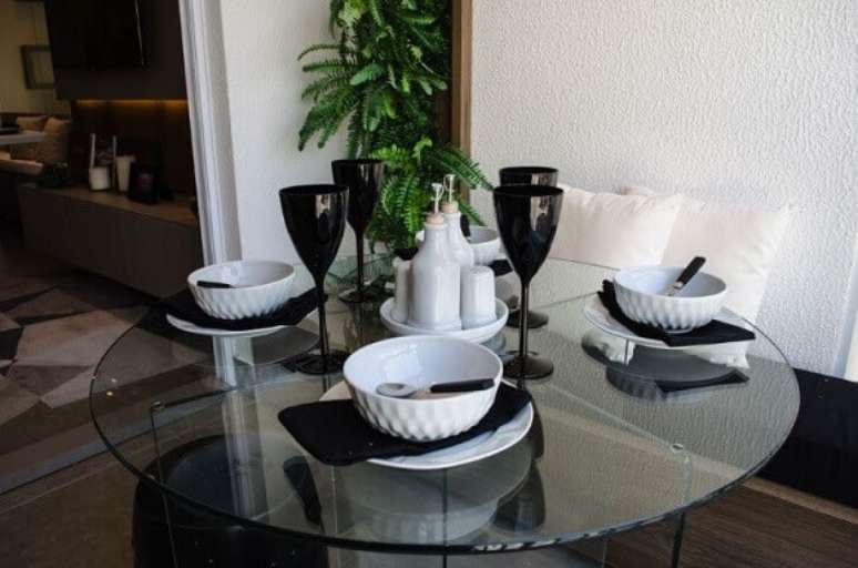 39. Mesa com banco de almofada em varanda. Projeto de Studio Ecoara