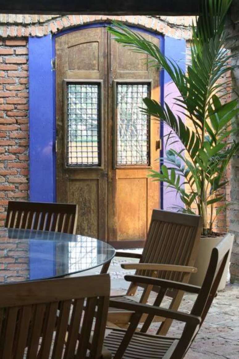 49. Mesa de vidro com cadeiras de madeira. Projeto de Francisco Calio