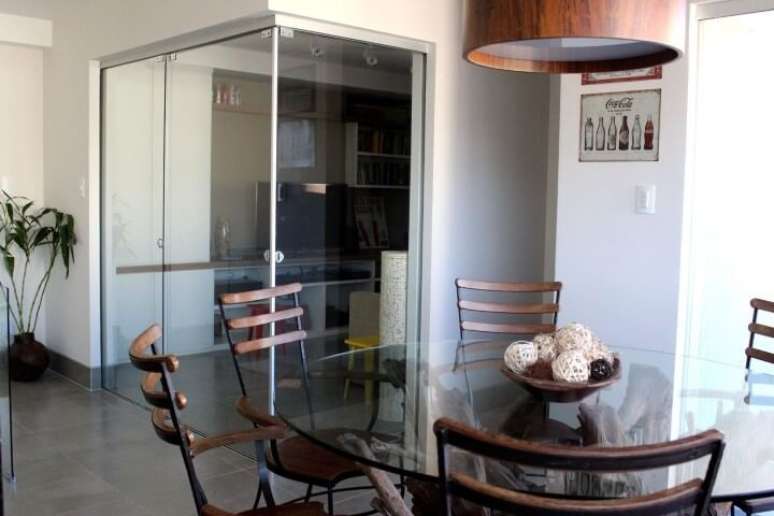 47. Mesa redonda de vidro com cadeiras de madeira. Projeto de Studio Due Arquitetura