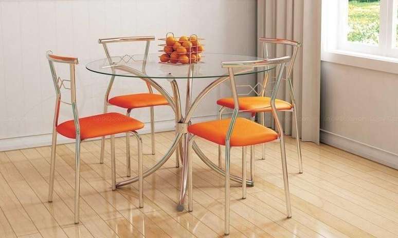 24. Mesa redonda de vidro com cadeiras laranjas. Projeto de LojasKD