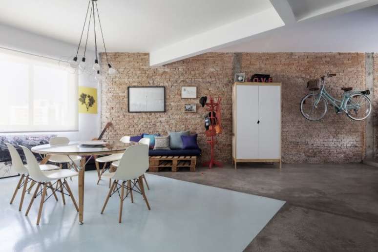 5. Com a mesa redonda de vidro colocada bem no centro da sala ampla, o espa&ccedil;o para circula&ccedil;&atilde;o ao redor dela fica bem livre. Projeto de Decoradoria Decora&ccedil;&atilde;o Online