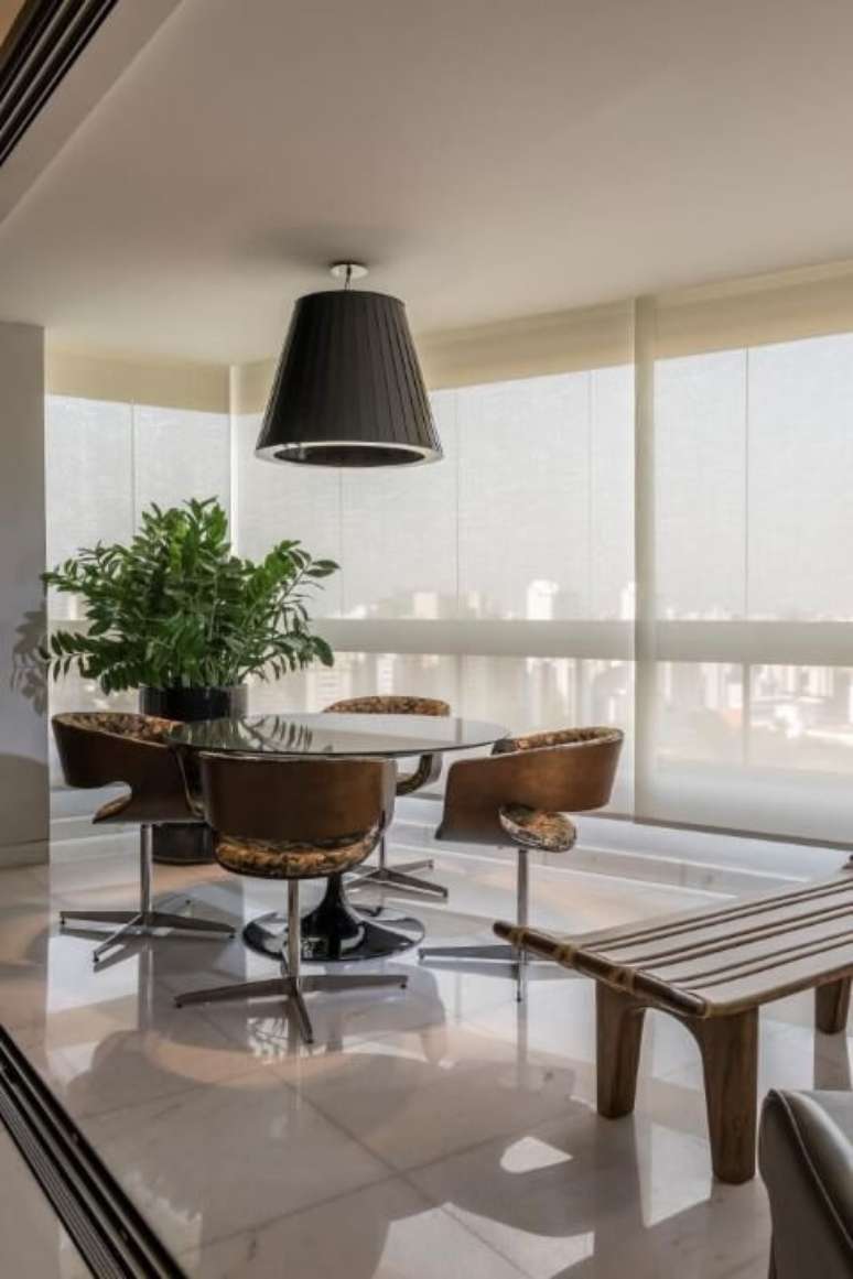 33. A mesa de jantar redonda tamb&eacute;m pode ser usada em outros ambientes, como na varanda gourmet. Projeto de LF Rezende