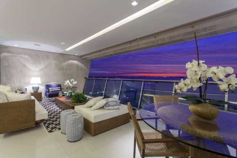 41. Varanda gourmet com mesa redonda e cadeiras de vime. Projeto de Vanja Maia