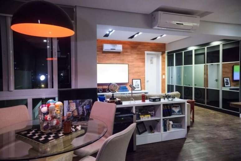 20. Base para mesa redonda de vidro com estampa xadrez. Projeto de Braccini Lima