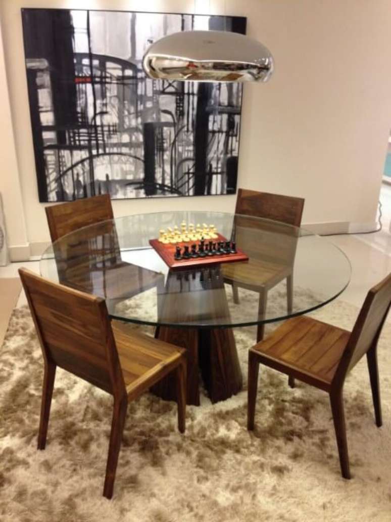 26. Mesa re cadeiras de madeira contrastando com a lumin&aacute;ria em material cromado. Projeto de Catiucia Fernandes Arquitetura