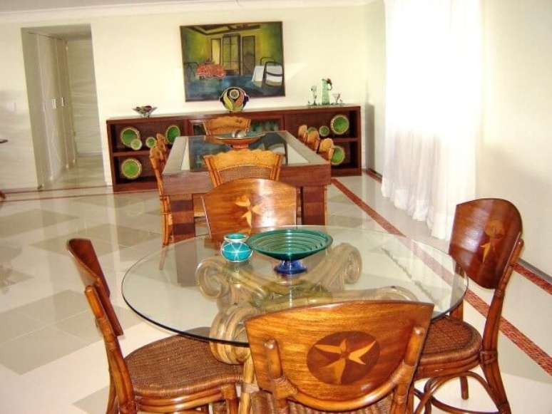 29. Mesa redonda e mesa retangular em sala de jantar grande. Projeto de Jacomo Botter