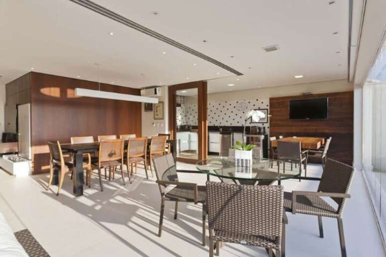 27. Mesa redonda e mesas retangulares em ambiente amplo. Projeto de Conseil Brasil