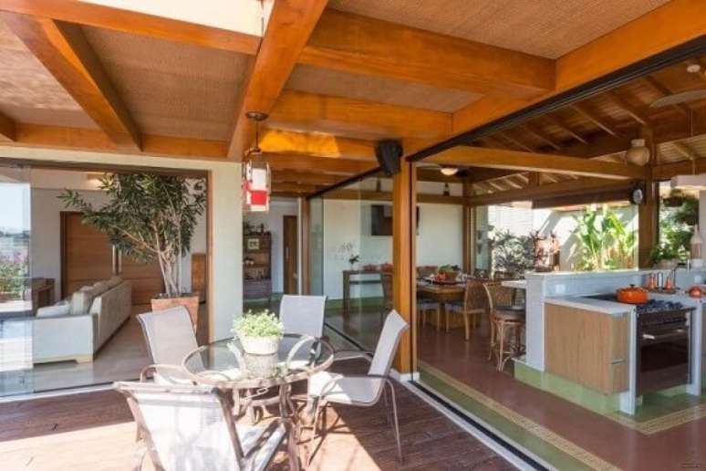 50. Mesa redonda de vidro em &aacute;rea externa. Projeto de Jannini Sagarra Arquitetura