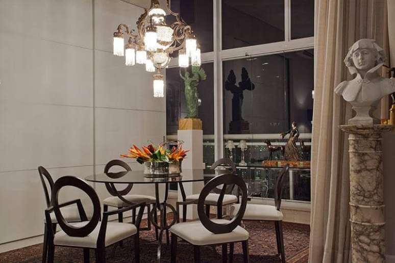 18. Mesa redonda com cadeiras com encosto em formato circular. Projeto de Oscar Mikail