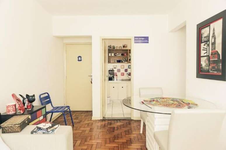 6. Mesa redonda de vidro pequena em canto da sala integrada. Projeto de Casa Aberta