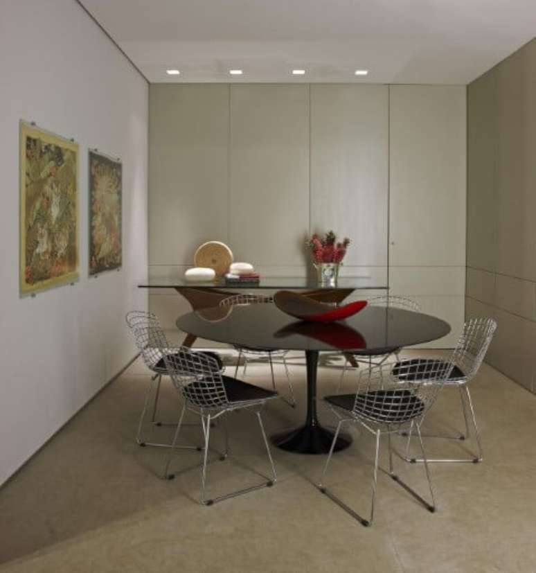 28. Mesa redonda de vidro preto com cadeiras cromadas. Projeto de Gislene Lopes