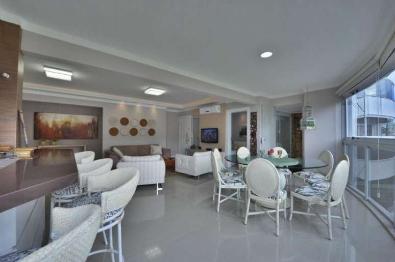 42. Mesa com vidro verde em sala ampla. Projeto de Bender Arquitetura