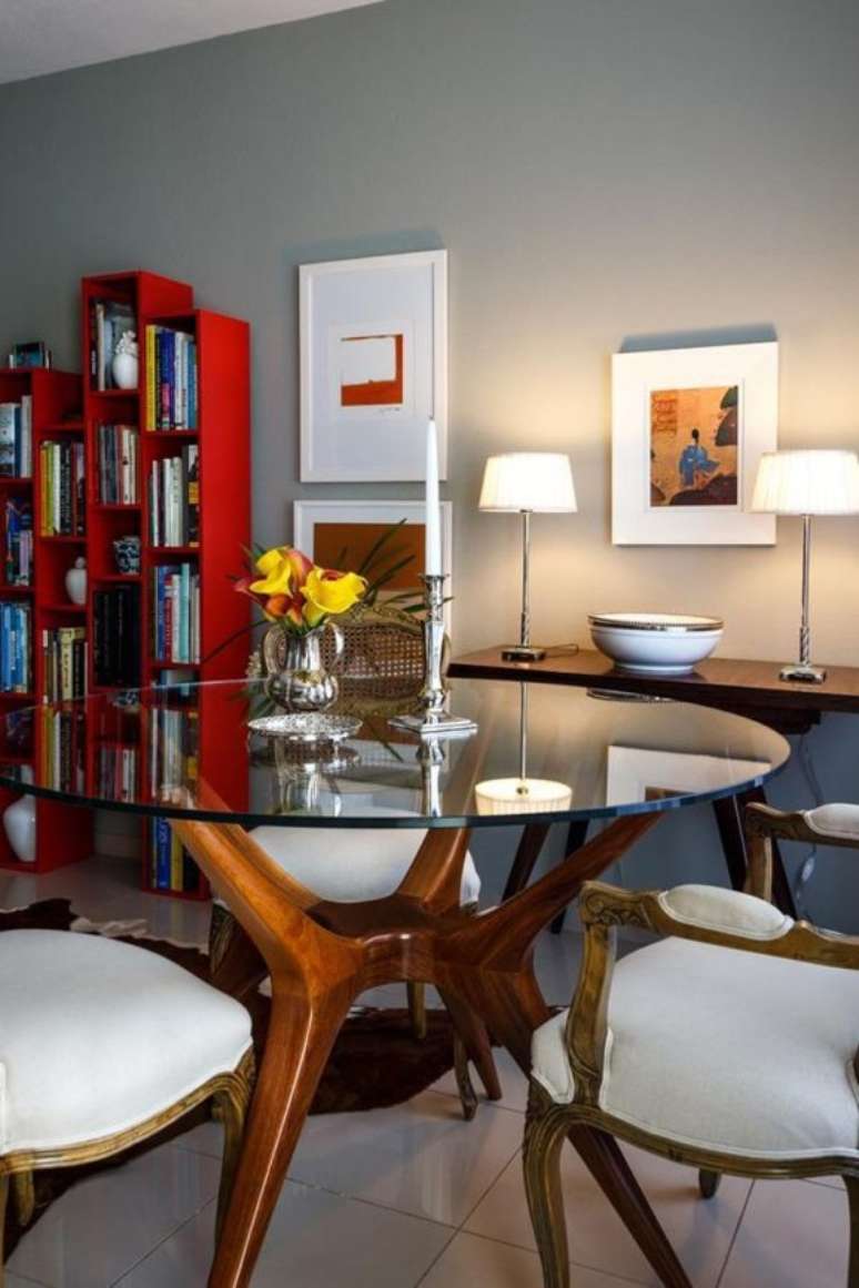 7. Mesa redonda de vidro em sala mistura de estilos. Projeto por Eunice Fernandes