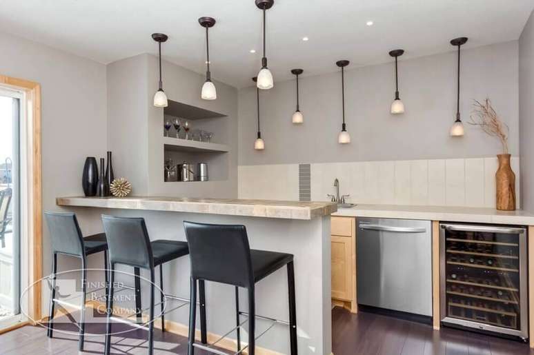 39. Nichos para cozinha americana decorada com pendentes modernos