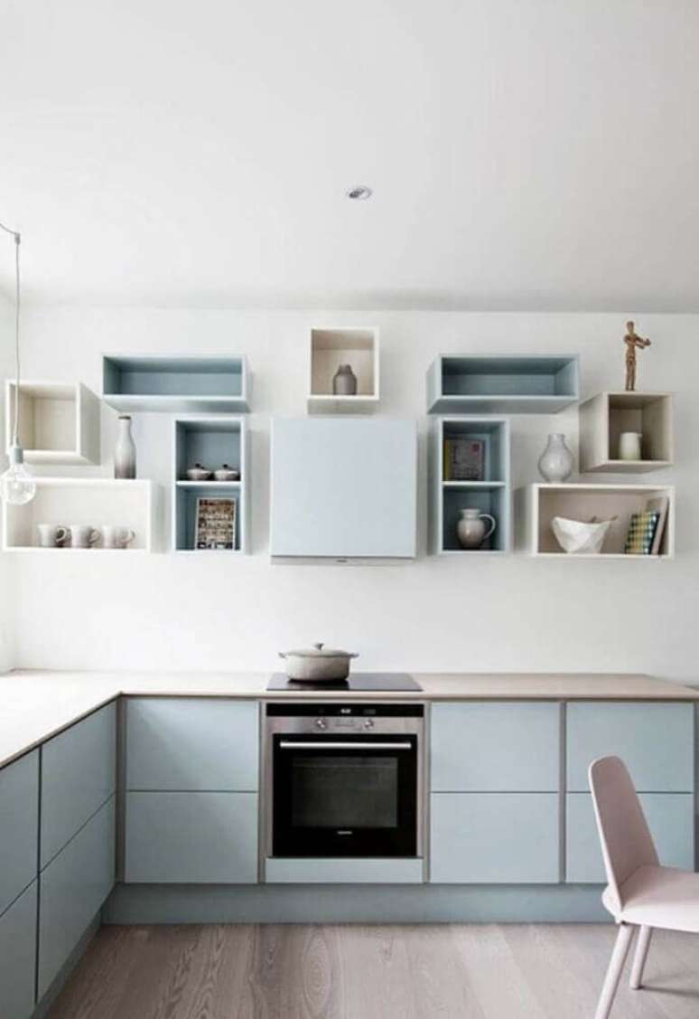 47. Os nichos para cozinha podem ocupar toda uma parede trazendo um ar leve e moderno para a decoração