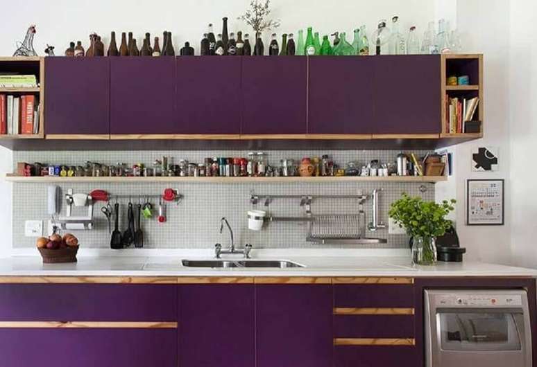 45. Nichos para cozinha pequena com decora&ccedil;&atilde;o simples com arm&aacute;rios roxos