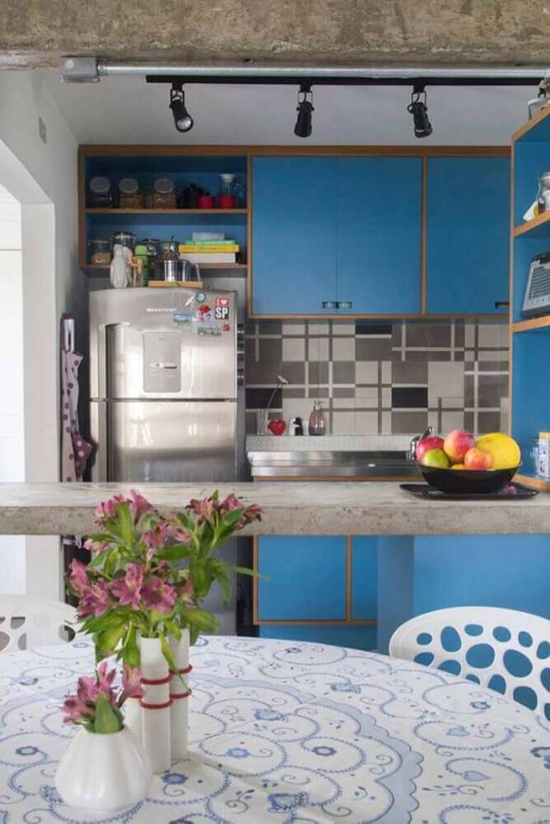 49. Decoração com nichos para cozinha americana pequena com armários pintados de azul