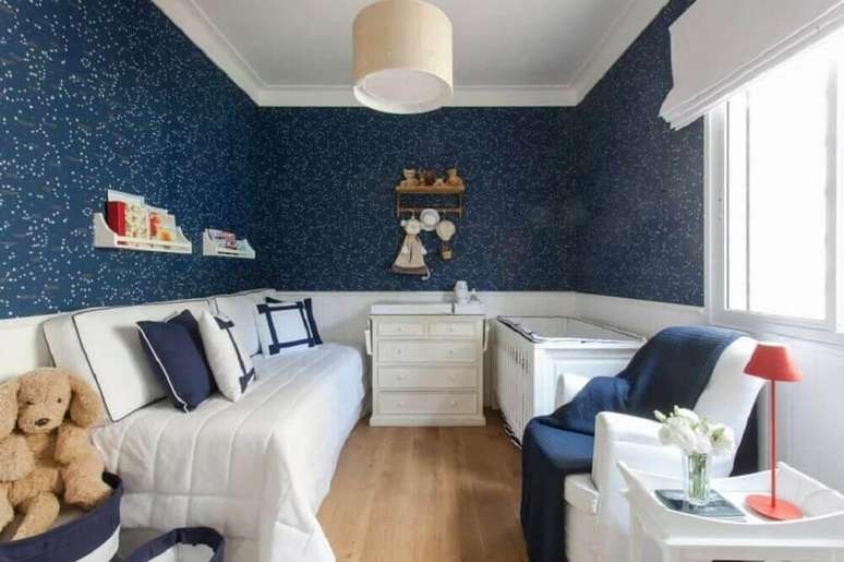 35. Ideias para quarto de beb&ecirc; pequeno com papel de parede azul escuro na decora&ccedil;&atilde;o
