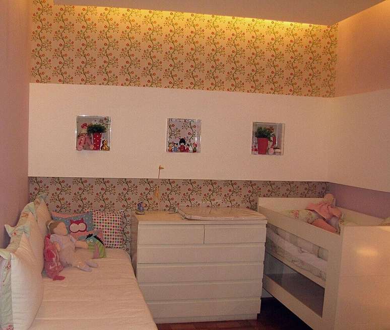 37. Alguns modelos de papel de parede n&atilde;o possuem listras, mas gra&ccedil;as a suas estampas na vertical, eles tamb&eacute;m s&atilde;o perfeitos para o quarto de beb&ecirc; simples e pequeno