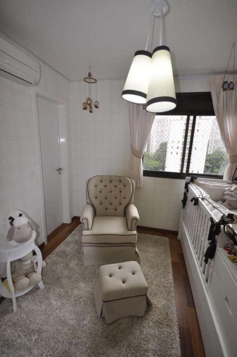 39. Quarto de beb&ecirc; pequeno planejado com poltrona bege e pendentes modernos