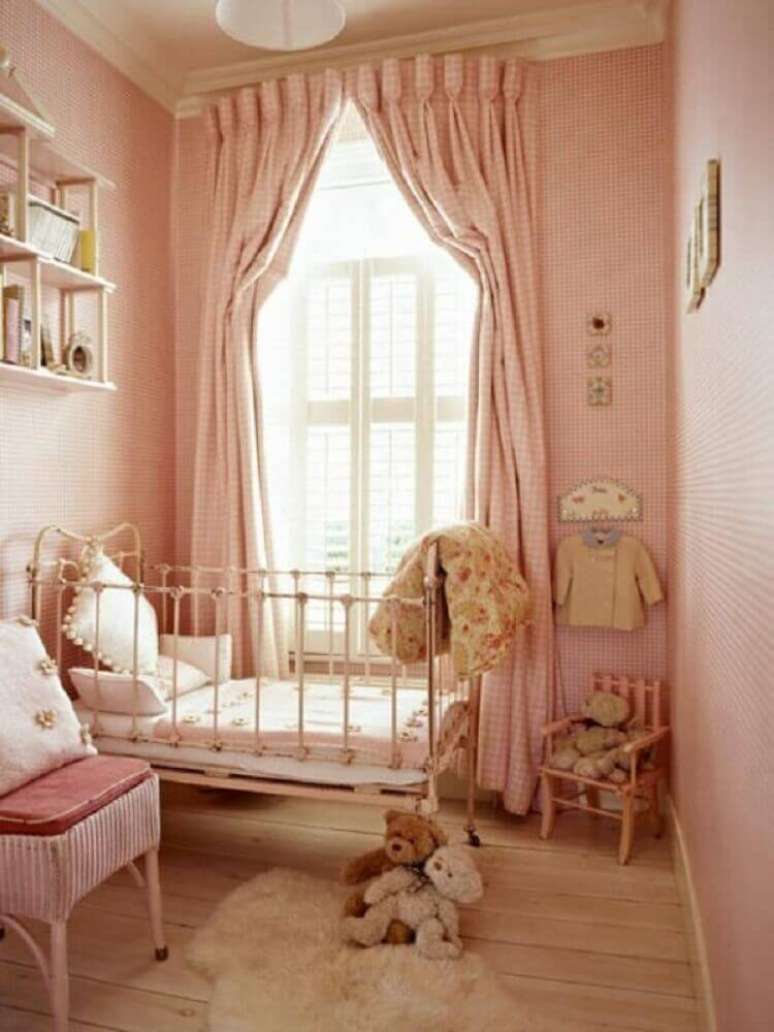 41. Decora&ccedil;&atilde;o em tons de rosa e com piso de madeira para quarto pequeno de beb&ecirc;