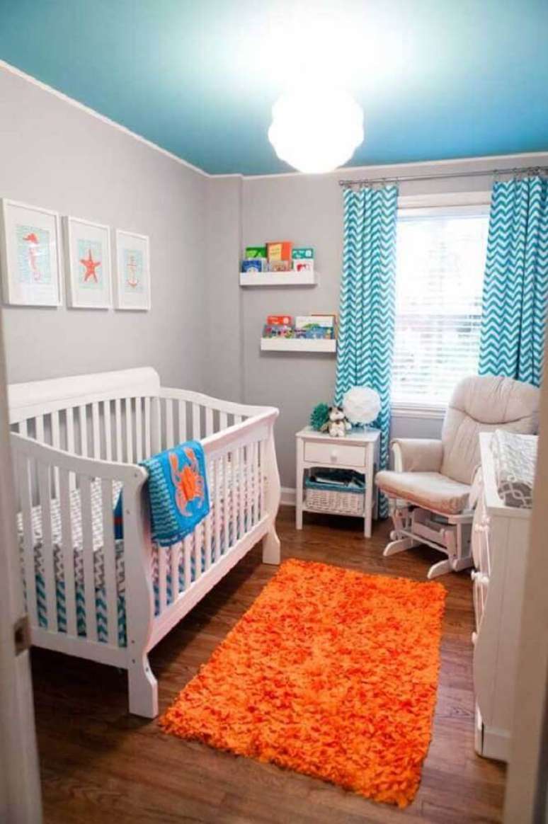 43. Uma das ideias para quarto de beb&ecirc; pequeno &eacute; utilizar cores mais fortes apenas nos detalhes da decora&ccedil;&atilde;o