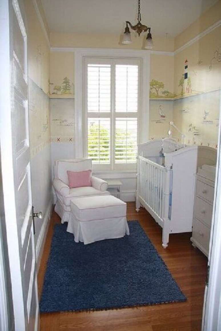 44. Quarto de beb&ecirc; simples e pequeno decorado com papel de parede infantil